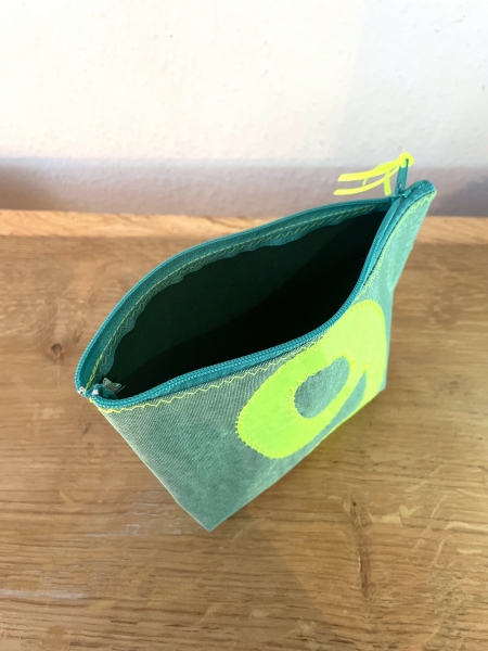 wasserdichtes Airtextäschchen in grün mit einer 9